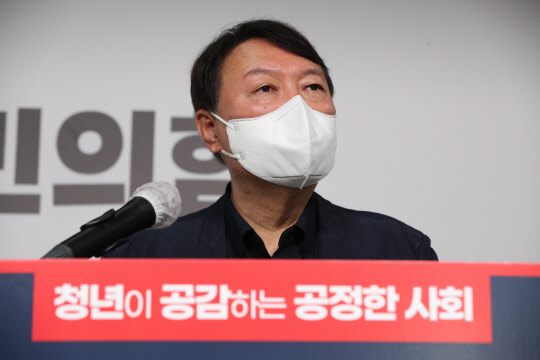국민의힘 대선 경선 후보인 윤석열 전 검찰총장이 21일 오전 서울 여의도 국민의힘 중앙당사에서 청년정책 공약을 발표하고 있다.국회사진기자단·연합뉴스